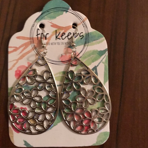 🛑For keeps Silvertone flower teardrop earrings - Picture 2 of 2